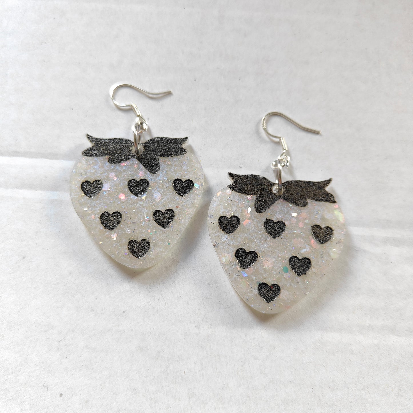 Strawberries Earrings - White/Black